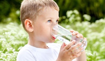 Berapa Banyak Si Kecil Harus Minum Air Mineral?