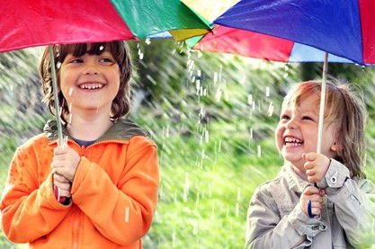 Bolehkah si Kecil Bermain Hujan Ini Manfaat dan Resiko yang Harus Ayah Bunda Ketahui!
