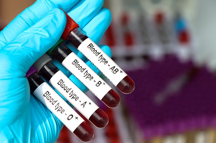 A hand holding test tubes with blood

AI-generated content may be incorrect.